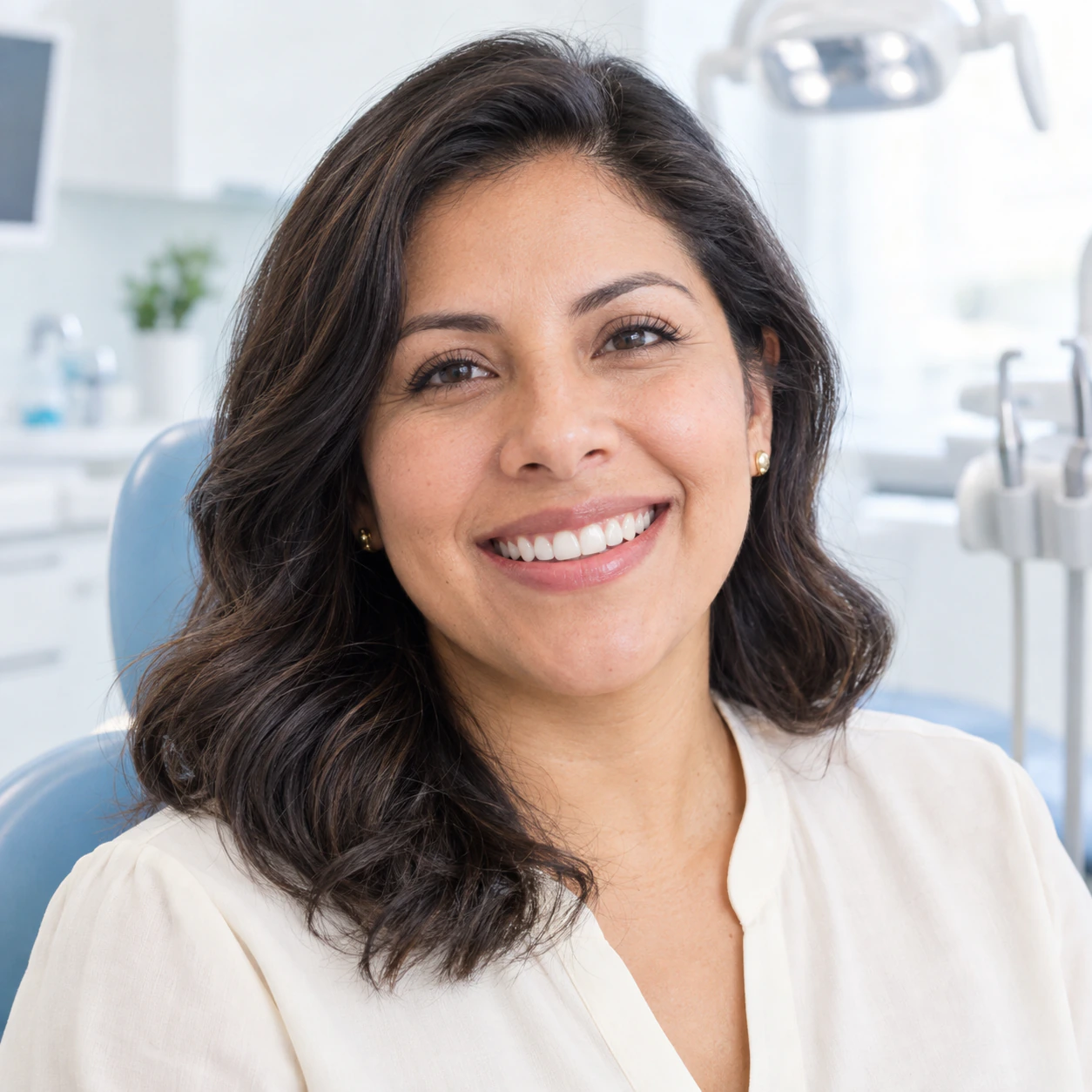 Paciente sonriendo en primer plano durante una evaluación de estética dental